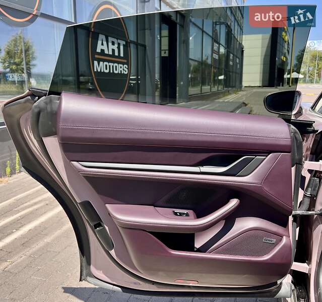 Седан Porsche Taycan 2020 в Киеве