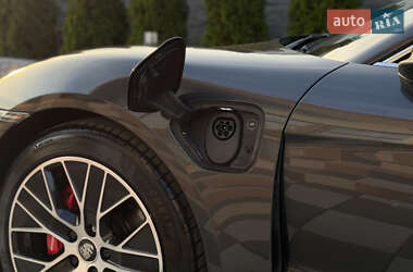 Седан Porsche Taycan 2020 в 