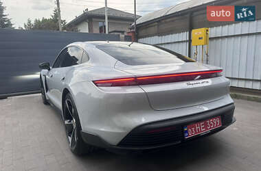 Седан Porsche Taycan 2024 в 