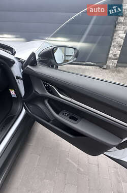 Седан Porsche Taycan 2024 в 