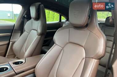 Седан Porsche Taycan 2024 в 