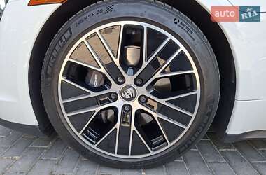 Седан Porsche Taycan 2021 в 