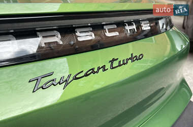 Седан Porsche Taycan 2020 в 