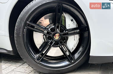 Седан Porsche Taycan 2020 в 
