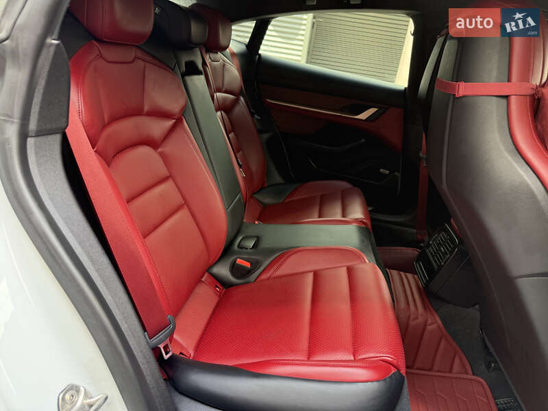 Седан Porsche Taycan 2020 в Києві