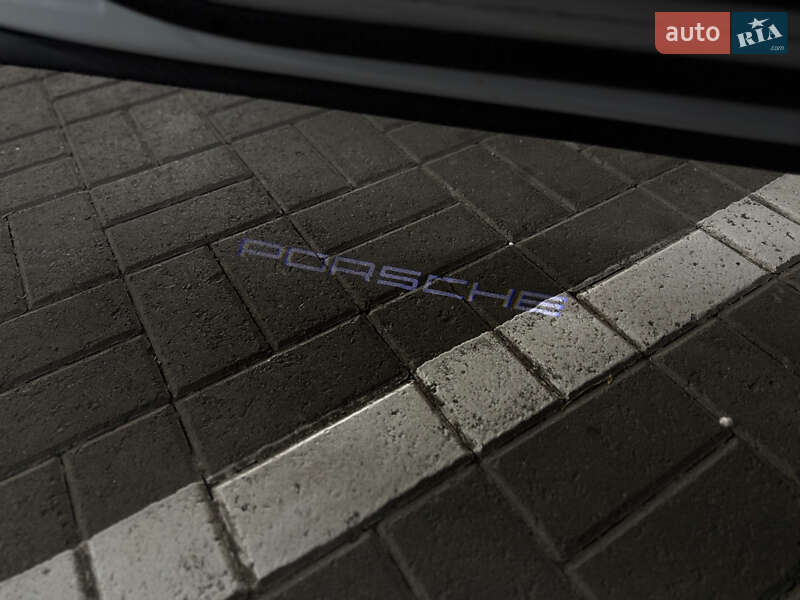 Седан Porsche Taycan 2020 в Києві