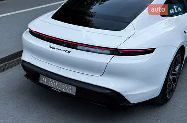 Седан Porsche Taycan 2023 в 