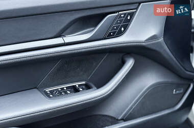 Седан Porsche Taycan 2023 в 