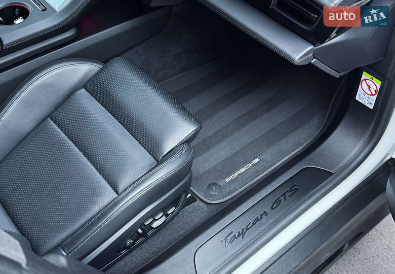 Седан Porsche Taycan 2023 в Львові