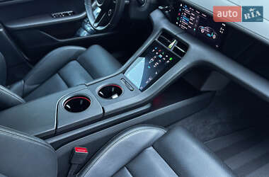 Седан Porsche Taycan 2023 в 
