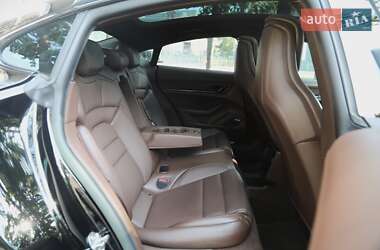 Седан Porsche Taycan 2023 в 