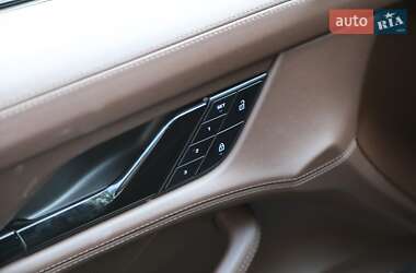 Седан Porsche Taycan 2023 в 