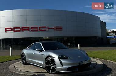 Седан Porsche Taycan 2020 в 