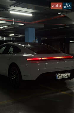 Седан Porsche Taycan 2023 в 