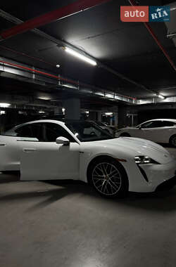 Седан Porsche Taycan 2023 в 