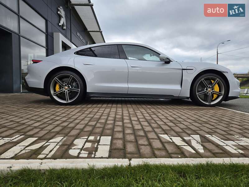Седан Porsche Taycan 2021 в Киеве