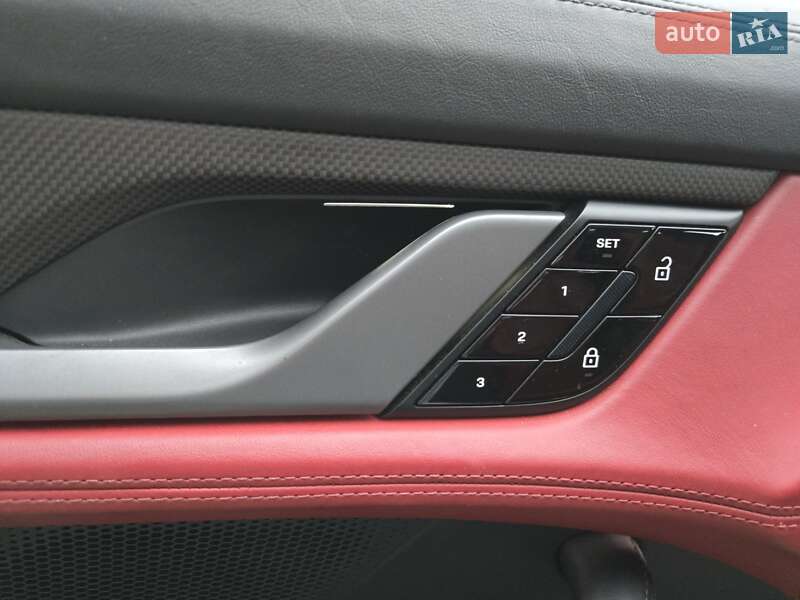 Седан Porsche Taycan 2021 в Киеве