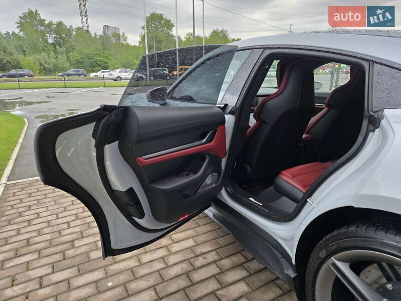 Седан Porsche Taycan 2021 в Киеве