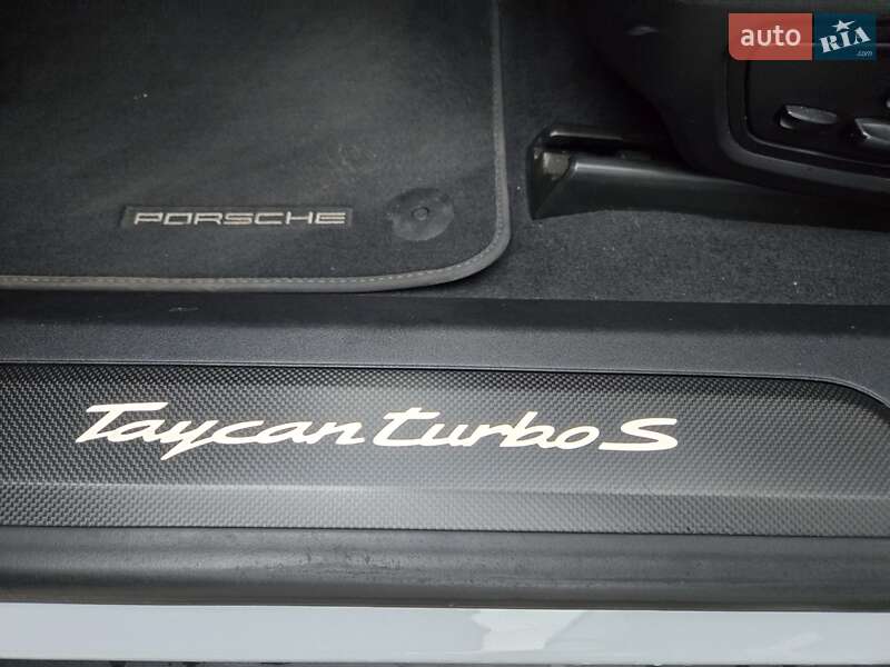 Седан Porsche Taycan 2021 в Киеве