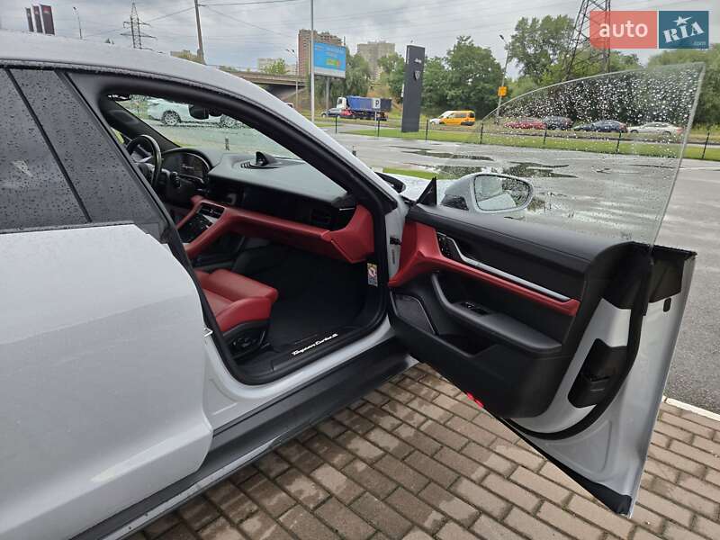 Седан Porsche Taycan 2021 в Киеве