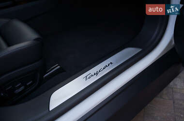 Седан Porsche Taycan 2025 в 