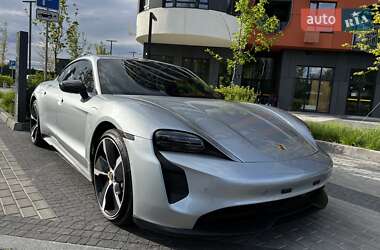Седан Porsche Taycan 2022 в 