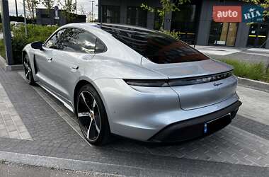 Седан Porsche Taycan 2022 в 