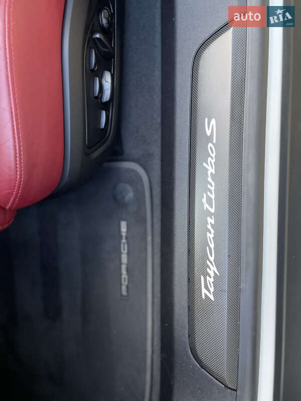Седан Porsche Taycan 2020 в Львове