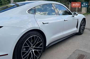 Седан Porsche Taycan 2022 в 