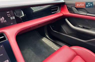 Седан Porsche Taycan 2021 в 
