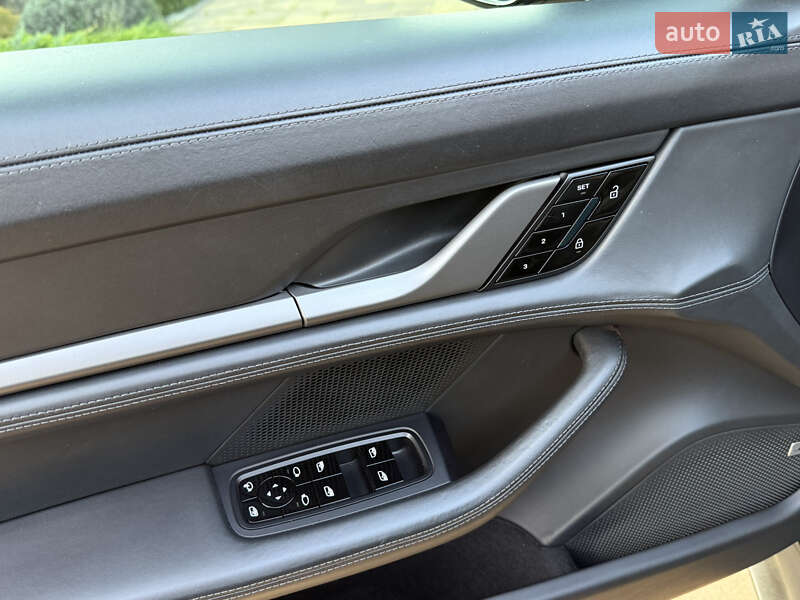 Седан Porsche Taycan 2020 в Рівному