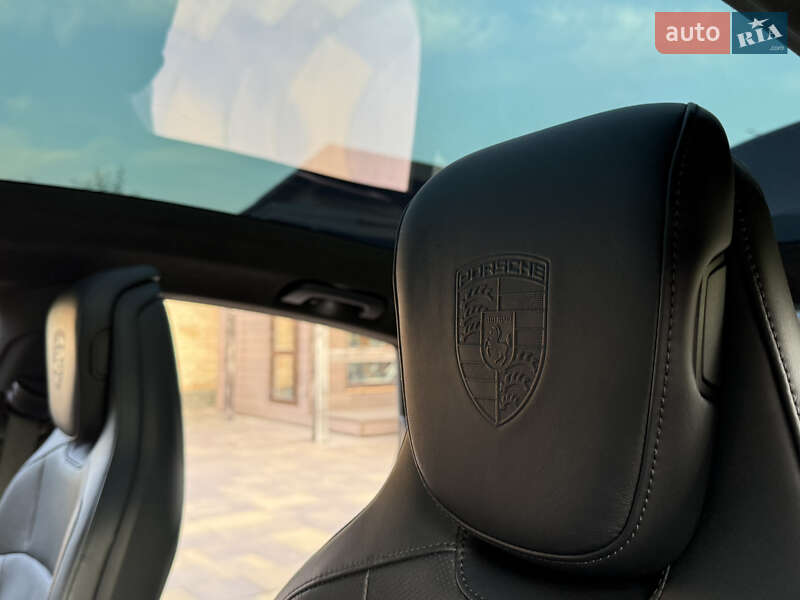 Седан Porsche Taycan 2020 в Рівному