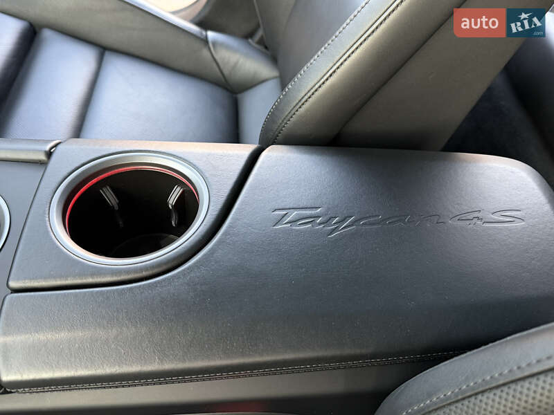 Седан Porsche Taycan 2020 в Рівному