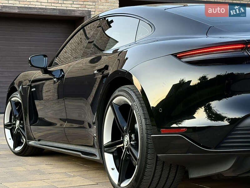 Седан Porsche Taycan 2020 в Рівному