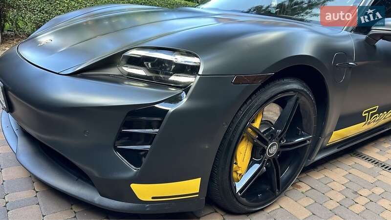 Седан Porsche Taycan 2020 в Киеве