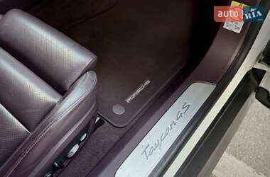 Седан Porsche Taycan 2021 в 