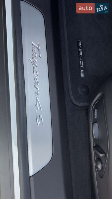 Седан Porsche Taycan 2022 в Киеве