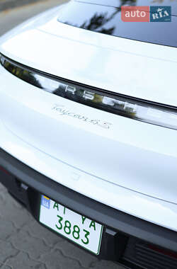 Седан Porsche Taycan 2021 в 