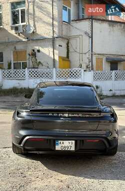 Седан Porsche Taycan 2022 в 