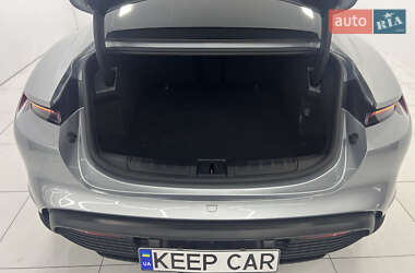 Седан Porsche Taycan 2023 в 
