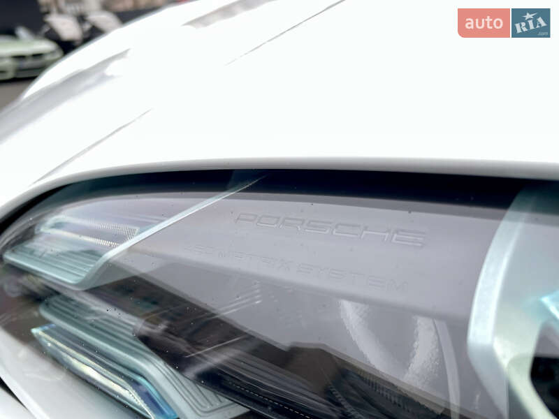 Седан Porsche Taycan 2020 в Киеве