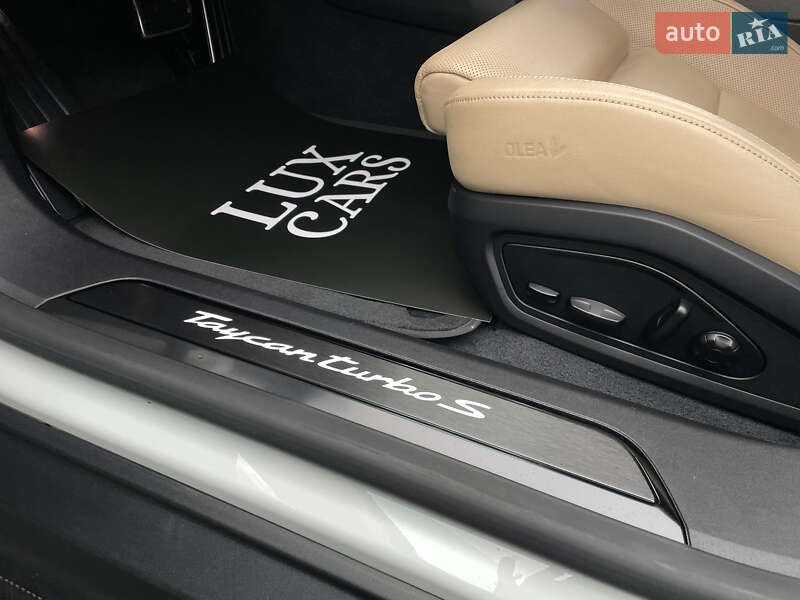 Седан Porsche Taycan 2020 в Киеве