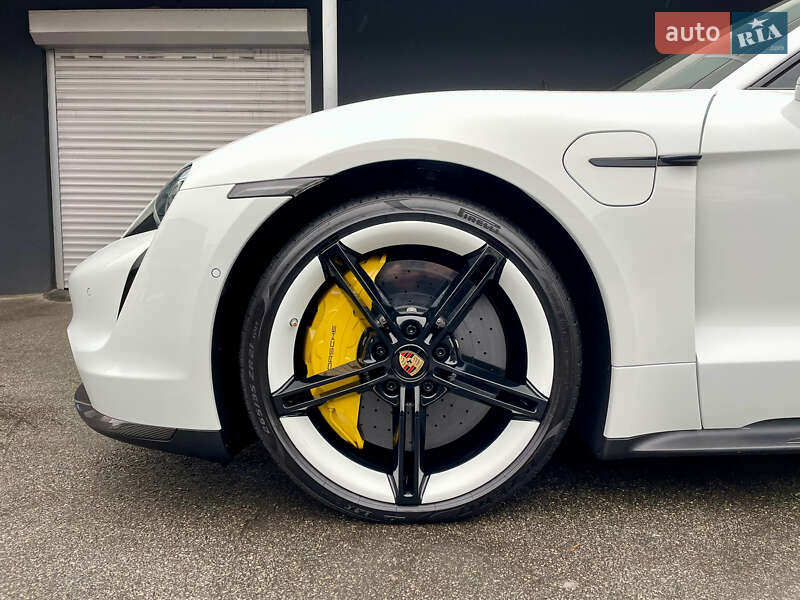 Седан Porsche Taycan 2020 в Киеве