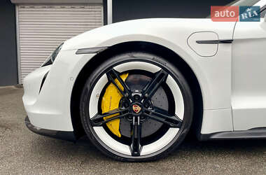 Седан Porsche Taycan 2020 в 