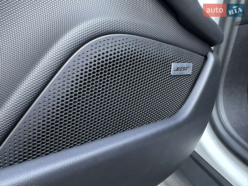 Седан Porsche Taycan 2020 в Виннице