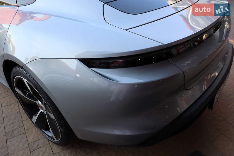 Седан Porsche Taycan 2021 в Львове