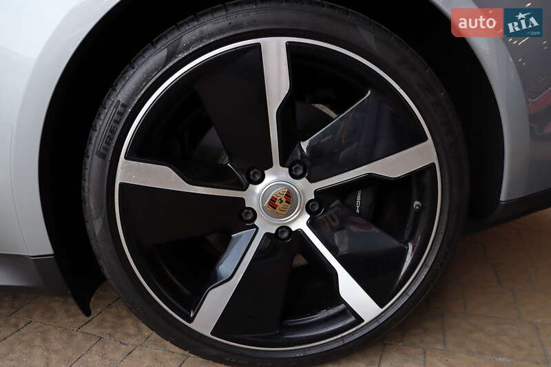 Седан Porsche Taycan 2021 в Львове