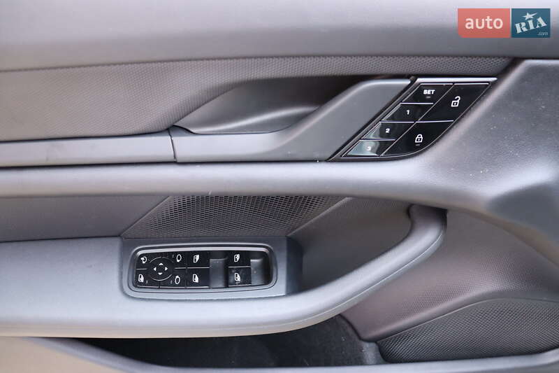 Седан Porsche Taycan 2021 в Львове