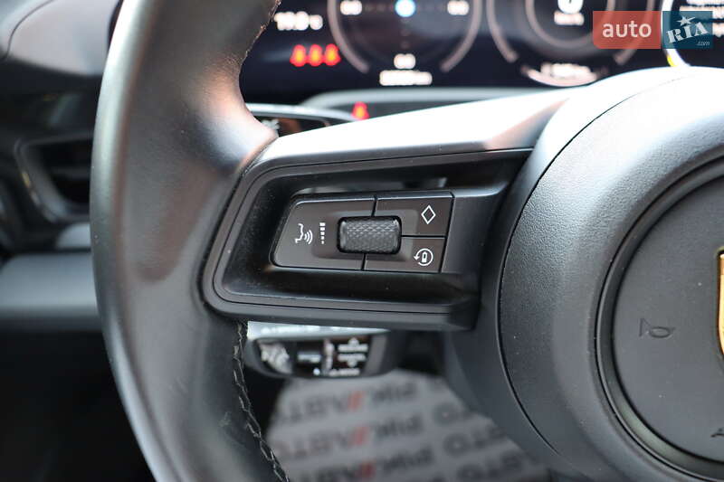 Седан Porsche Taycan 2021 в Львове