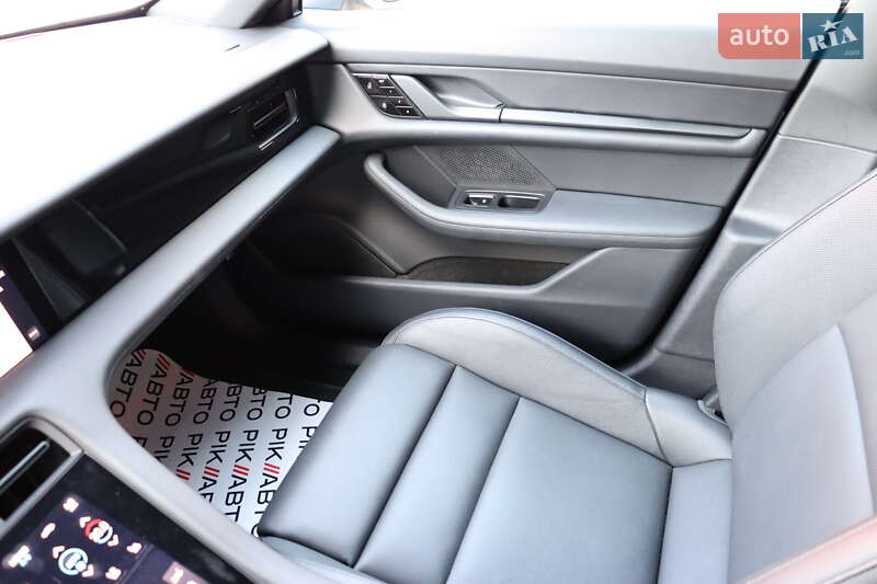 Седан Porsche Taycan 2021 в Львове